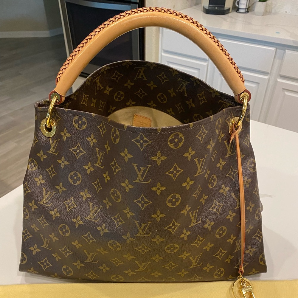 SOLD!!! Louis Vuitton Artsy Bag (authentic)